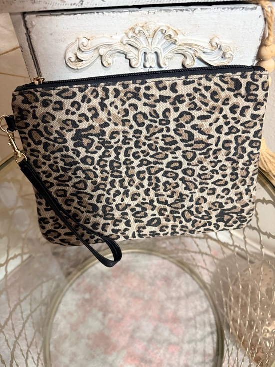 viv&lou Handbags - Vic & Lou Leopard Print Wristlet